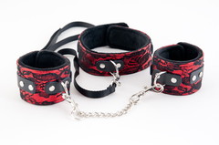Кружевной набор красного цвета: ошейник и наручники