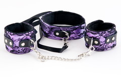 Пурпурный кружевной набор: ошейник и наручники